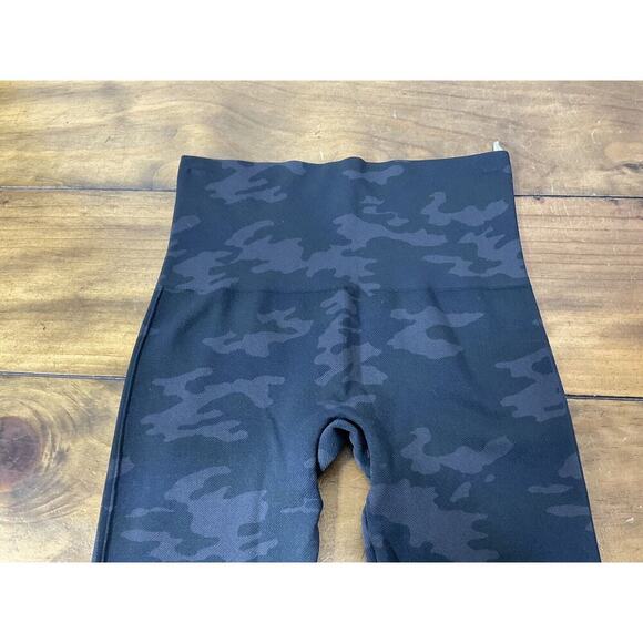 Spanx Look At Me Now Seamless Leggings Womens Small Black Gray Camo - Picture 3 of 9